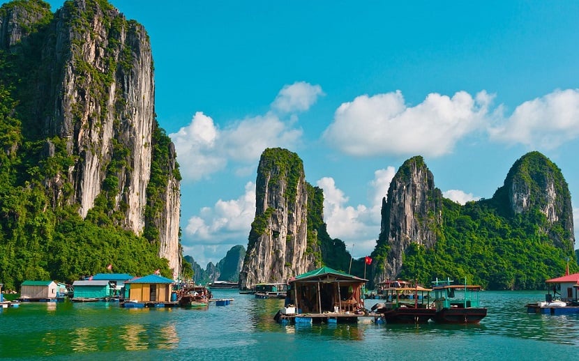 What is Halong bay famous for