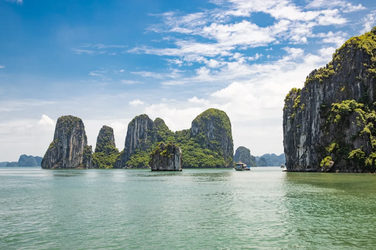 Experience traveling by Halong Bay tour from Hanoi