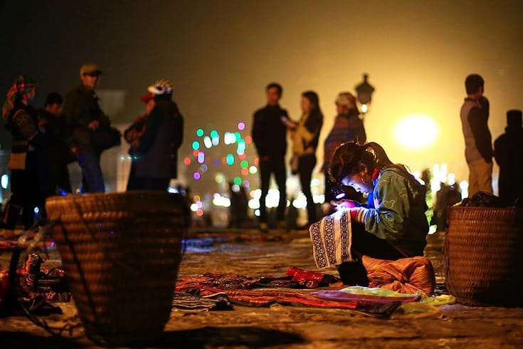 Sampling street food at the night market in Sapa is a culinary adventure, offering authentic Northern Vietnamese dishes