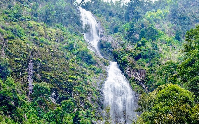 Visitors can enjoy breathtaking views from the top of Thac Bac Waterfall.